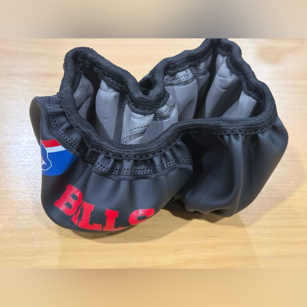 Buffalo Bills Steering Wheel Cover. New ( open box)